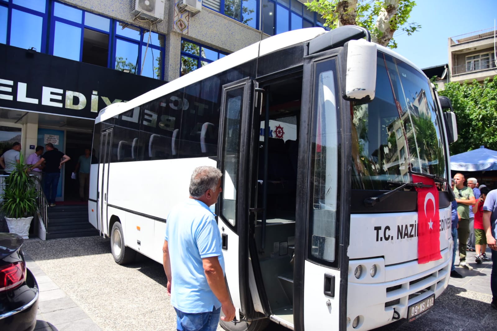 AK Partili belediyelerden İncirliova’ya araç desteği yağdı