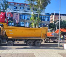 Sıcak asfalt için ilk kepçeyi belediye önüne vurdular