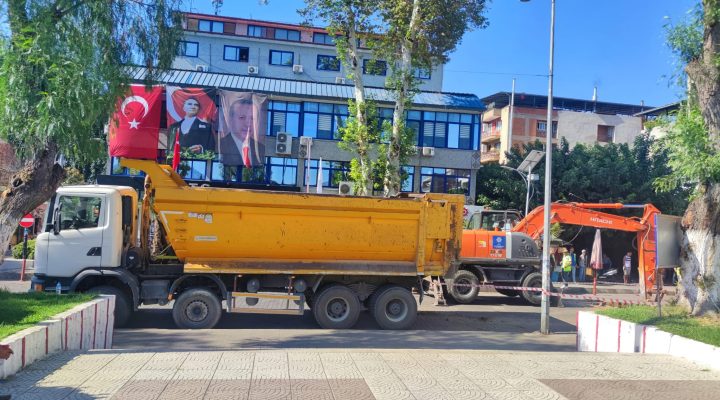 Sıcak asfalt için ilk kepçeyi belediye önüne vurdular