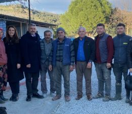 Gökmen, gittiği mahallerde güler yüzle karşılanıyor