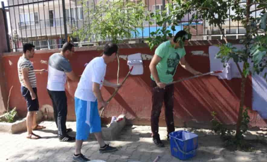 Öğretmenler, Okul Duvarlarını Boyadı