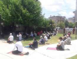 Cuma Namazı, Parkta Kılındı