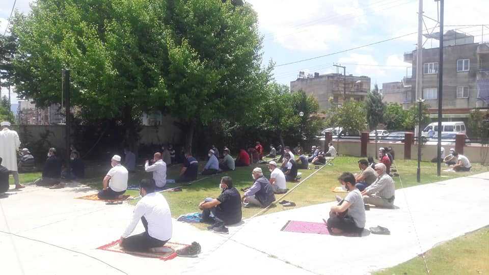 Cuma Namazı, Parkta Kılındı