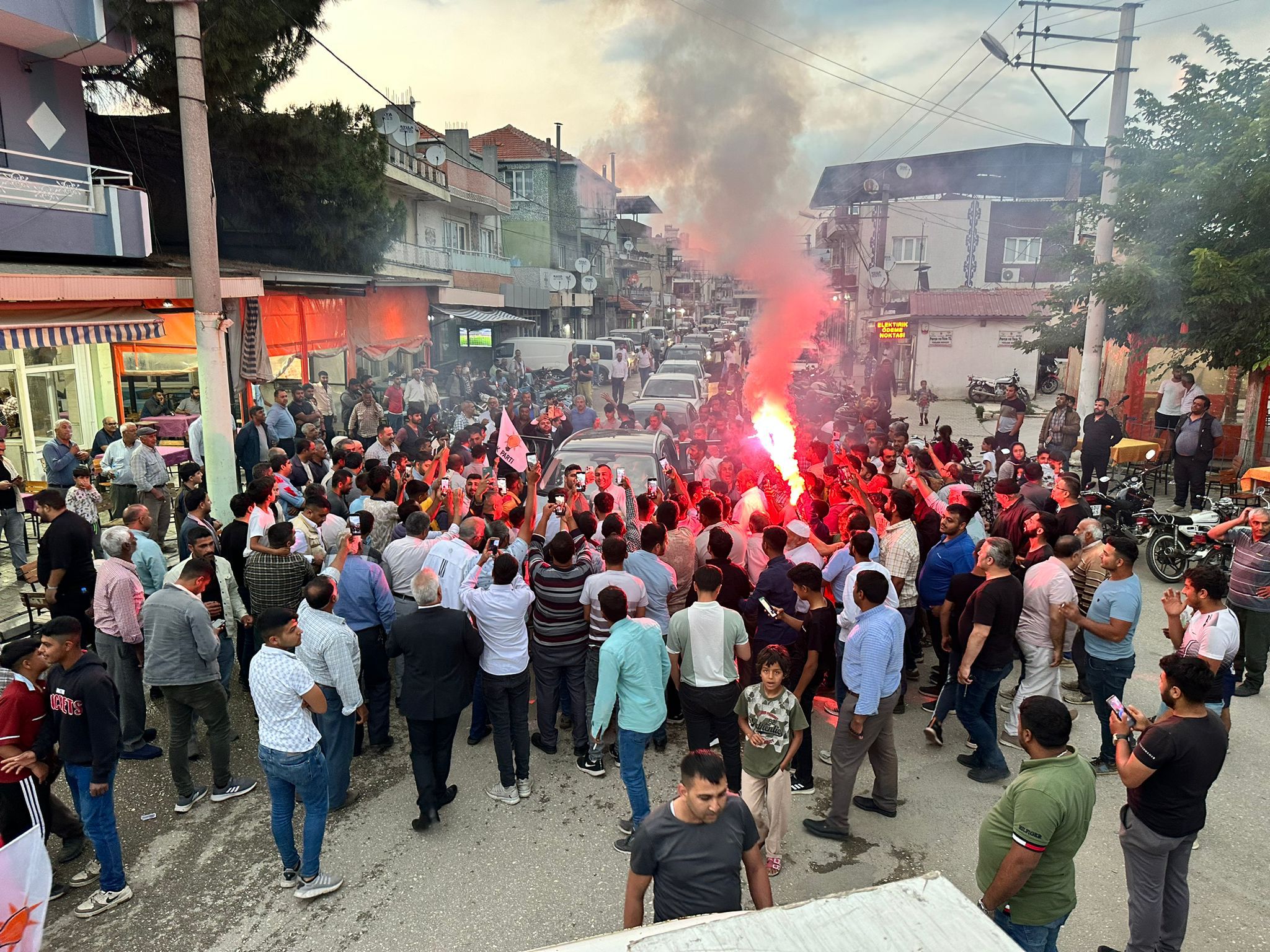 TOGG’u İncirliova’da gören meydana koştu