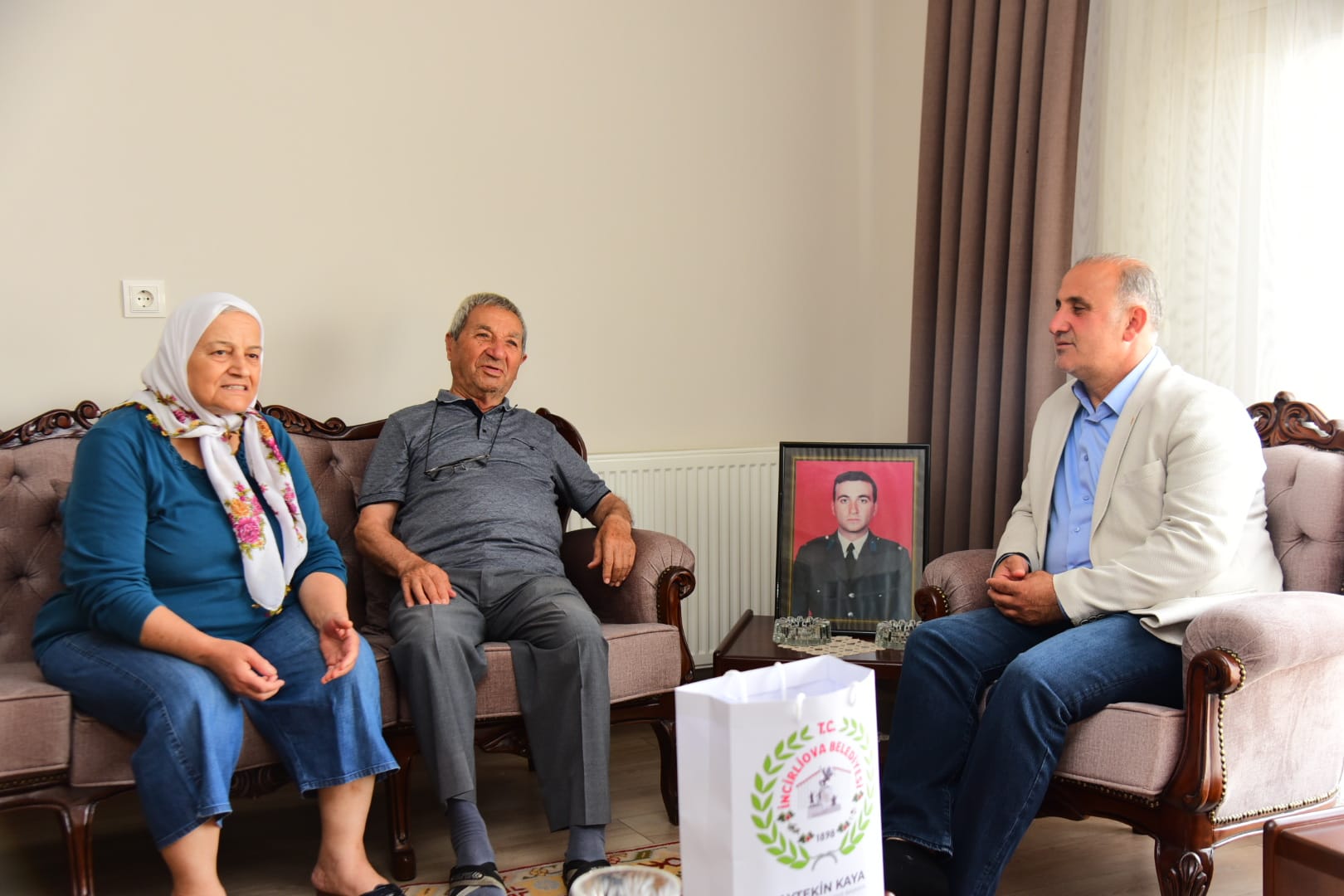 Kaya, şehit babalarının gününü evlerinde kutladı