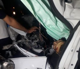 Devrilen TIR’a çarpan otomobil sürücüsü öldü