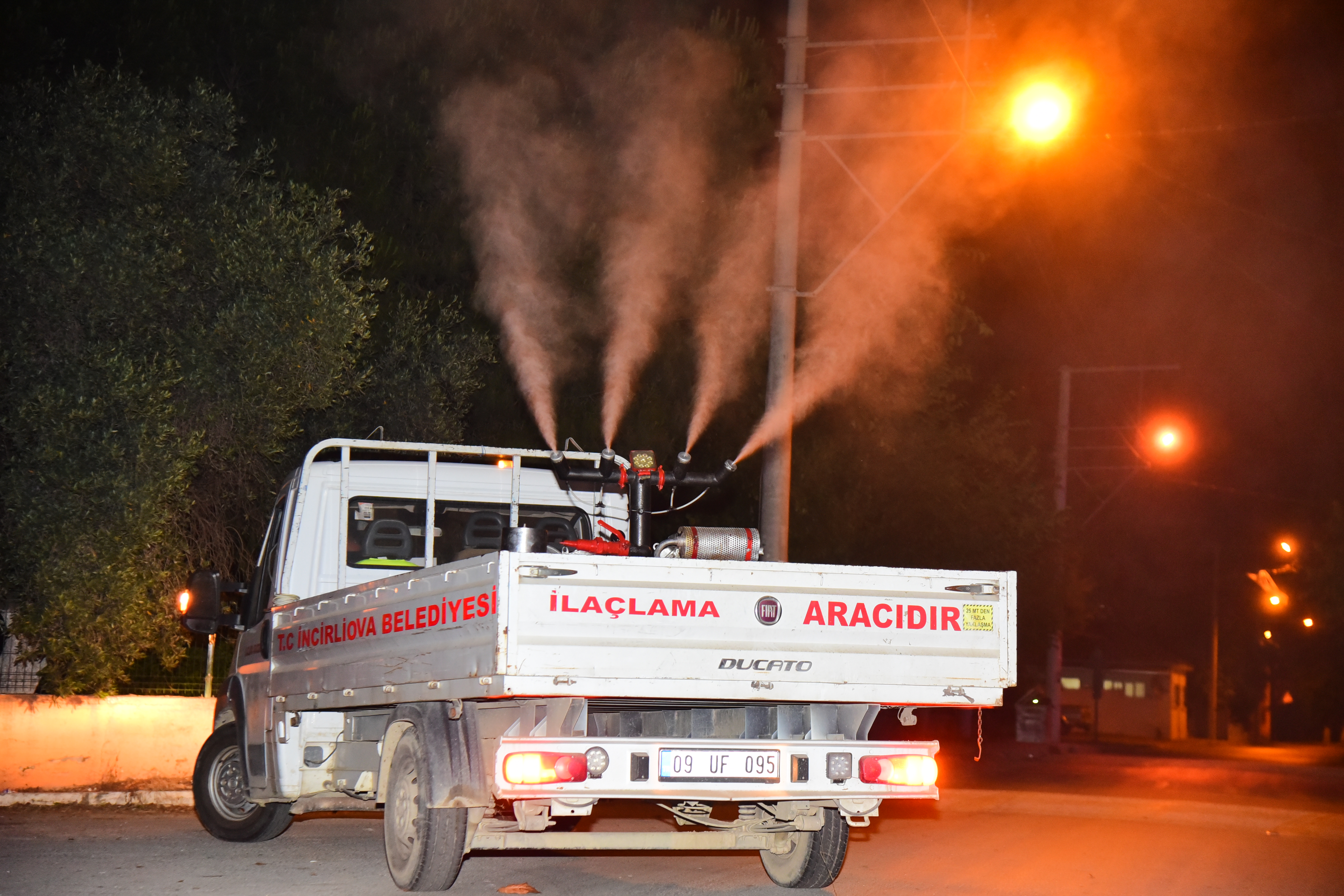 İncirliova’da sokak ve caddeler haşereye karşı ilaçlanıyor