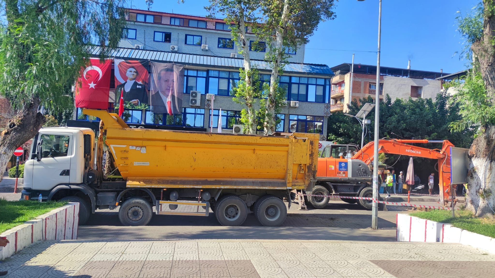 Sıcak asfalt için ilk kepçeyi belediye önüne vurdular