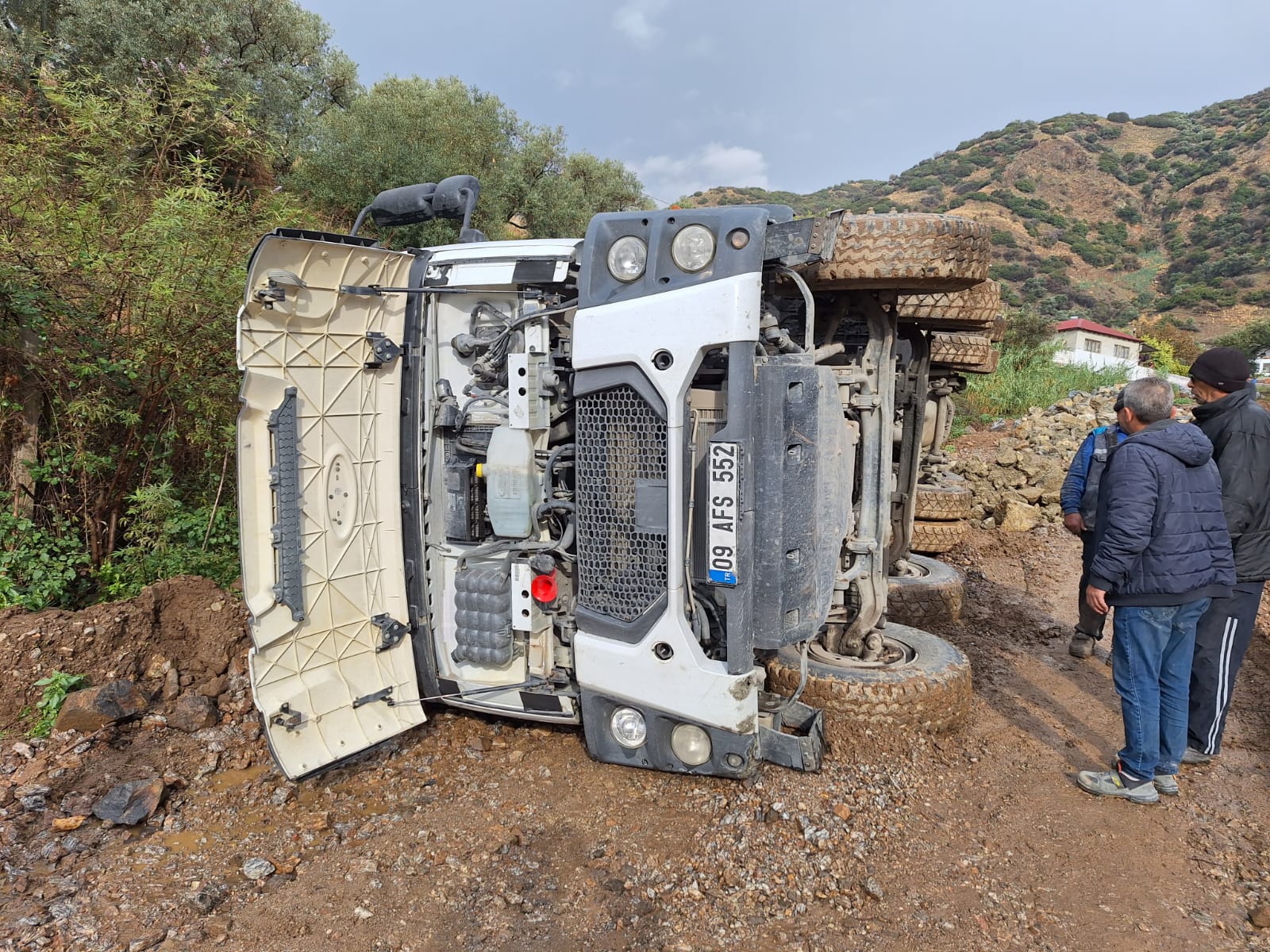 İncirliova’da kamyon devrildi: 1 yaralı