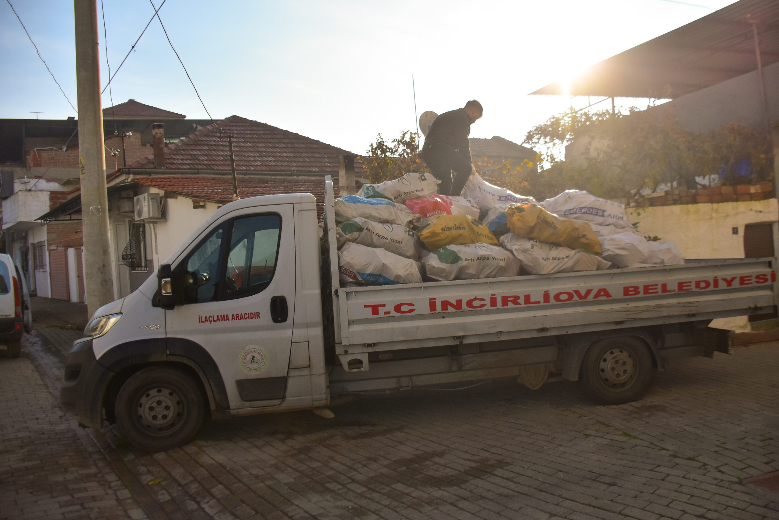 İncirliova Belediyesi’nden 350 aileye yakacak desteği