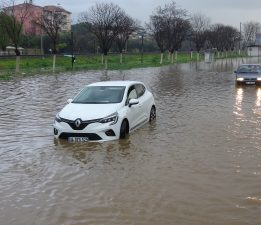 İncirliova’da yollar göle döndü, araçlar su içinde kaldı