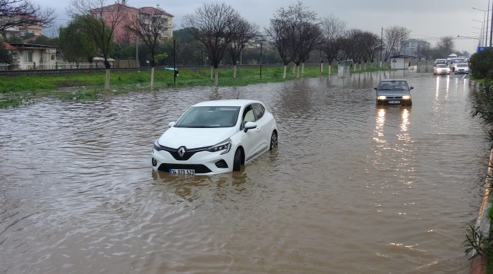 İncirliova’da yollar göle döndü, araçlar su içinde kaldı