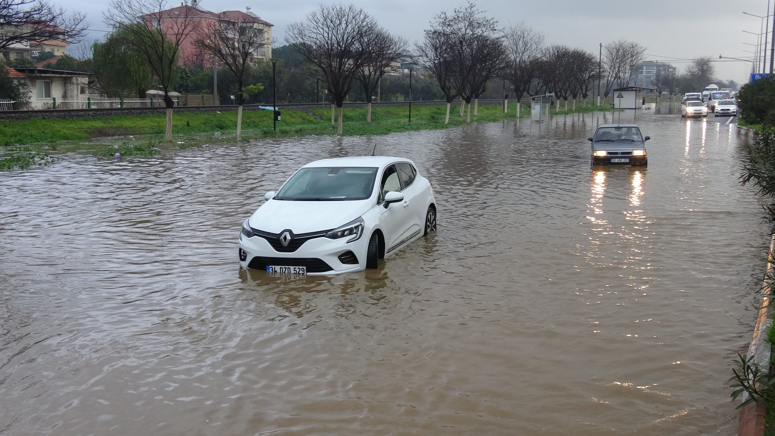 İncirliova’da yollar göle döndü, araçlar su içinde kaldı